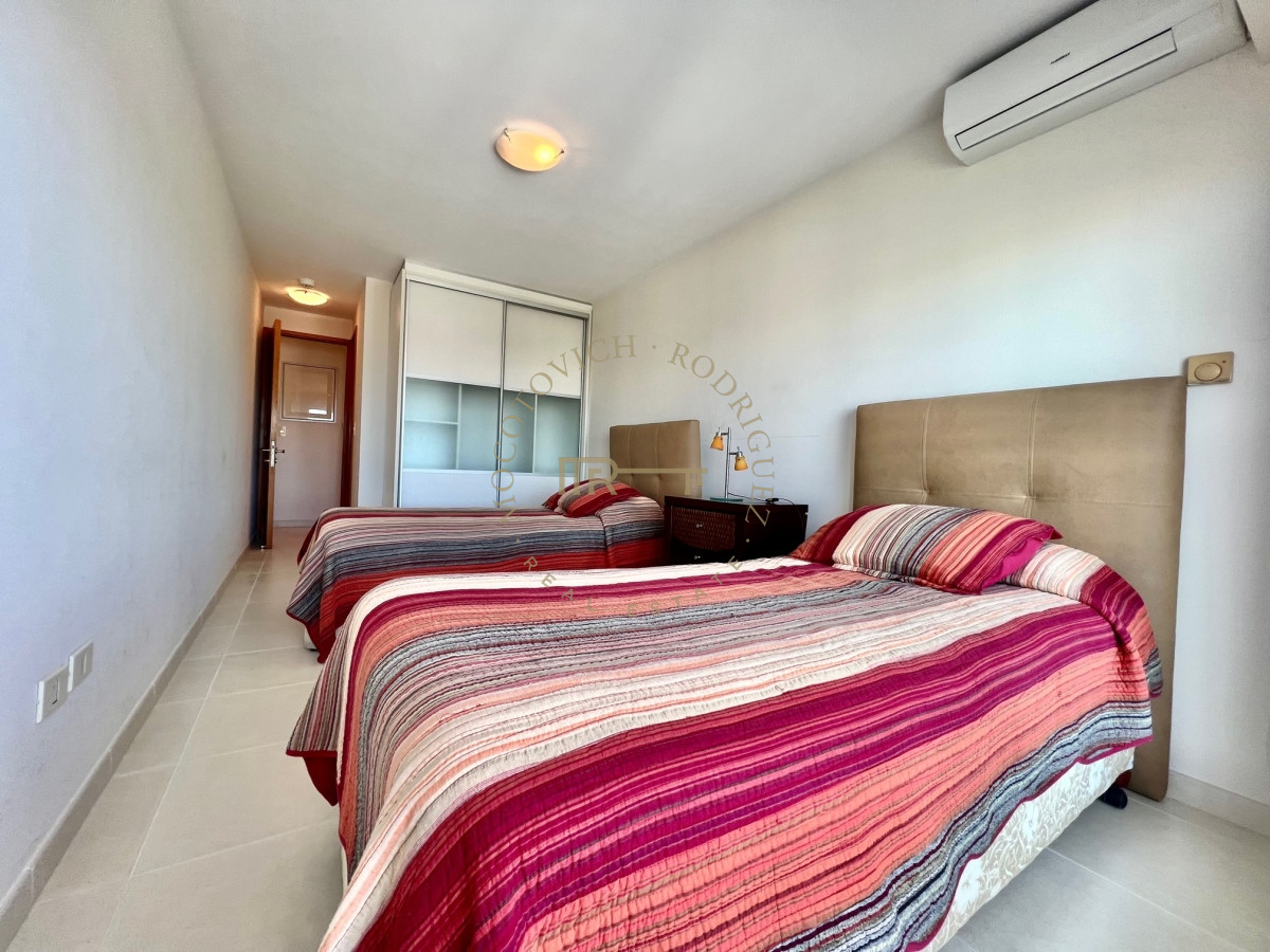 Apartamento ID.3009 - Apartamento en alquiler temporario Playa Mansa 2 dormitorios SEASONS TOWER
