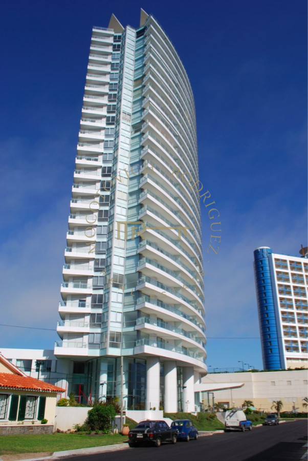 Apartamento ID.3009 - Apartamento en alquiler temporario Playa Mansa 2 dormitorios SEASONS TOWER