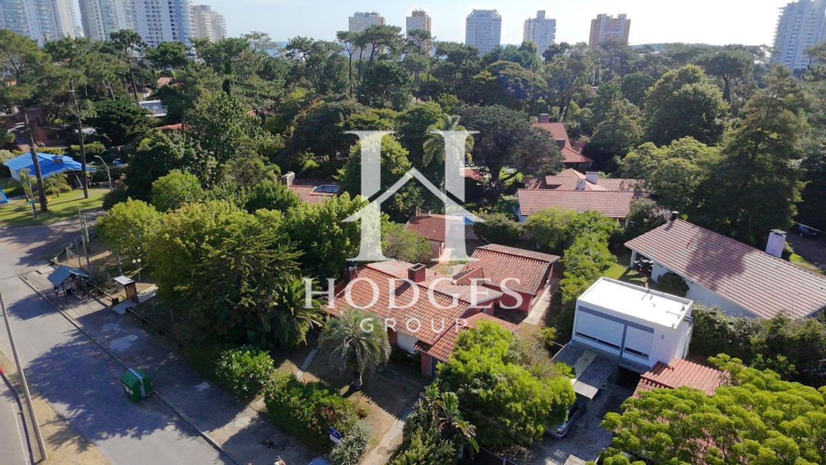Casa ID.642 - OPORTUNIDAD CASA EN PLAYA MANSA EN 4 DORMITORIOS ZONA CON POTENCIAL COMERCIAL