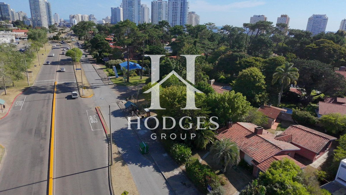 Casa ID.642 - OPORTUNIDAD CASA EN PLAYA MANSA EN 4 DORMITORIOS ZONA CON POTENCIAL COMERCIAL