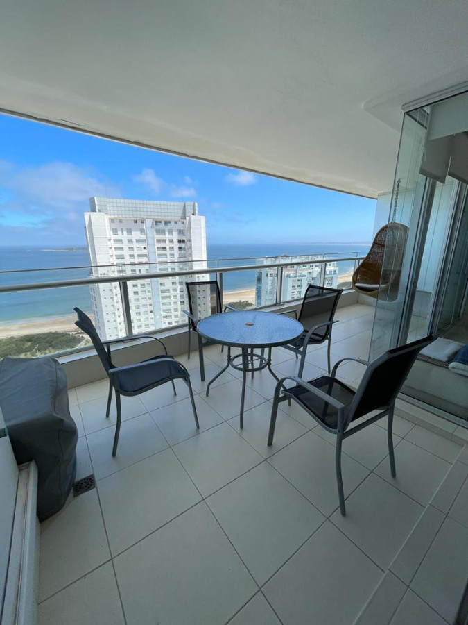 Apartamento en Playa Mansa - Punta del Este  
A solo 100 metros del mar, te presentamos esta espectacular unidad en Seasons Tower, uno de los complejos más completos de la zona.

Detalles de la unidad:  
- 2 dormitorios, 3 baños (2 en suite)  
- Capacidad para 4 personas  
- Cocina definida y bien equipada  
- Living comedor cómodo y luminoso  
- Superficie total: 125 m²  
- Garage incluido

Amenities y servicios de primer nivel:  
- Piscina abierta climatizada y piscina cerrada  
- Jacuzzi, sauna seco y húmedo, ducha escocesa  
- Gimnasio, spa, sala de masajes y vestuarios  
- Sala de TV, sala de reuniones, sala de computadoras, playroom y sala de adolescentes  
- Canchas multideportiva.  
- Juegos al aire libre y recreación infantil  
- Terraza panorámica y solárium  
- Barbacoa, lavadero y servicio de sombrilla  
- Servicio de mucamas, playa, mantenimiento y vigilancia 24 hs  
- Garagista y cadete