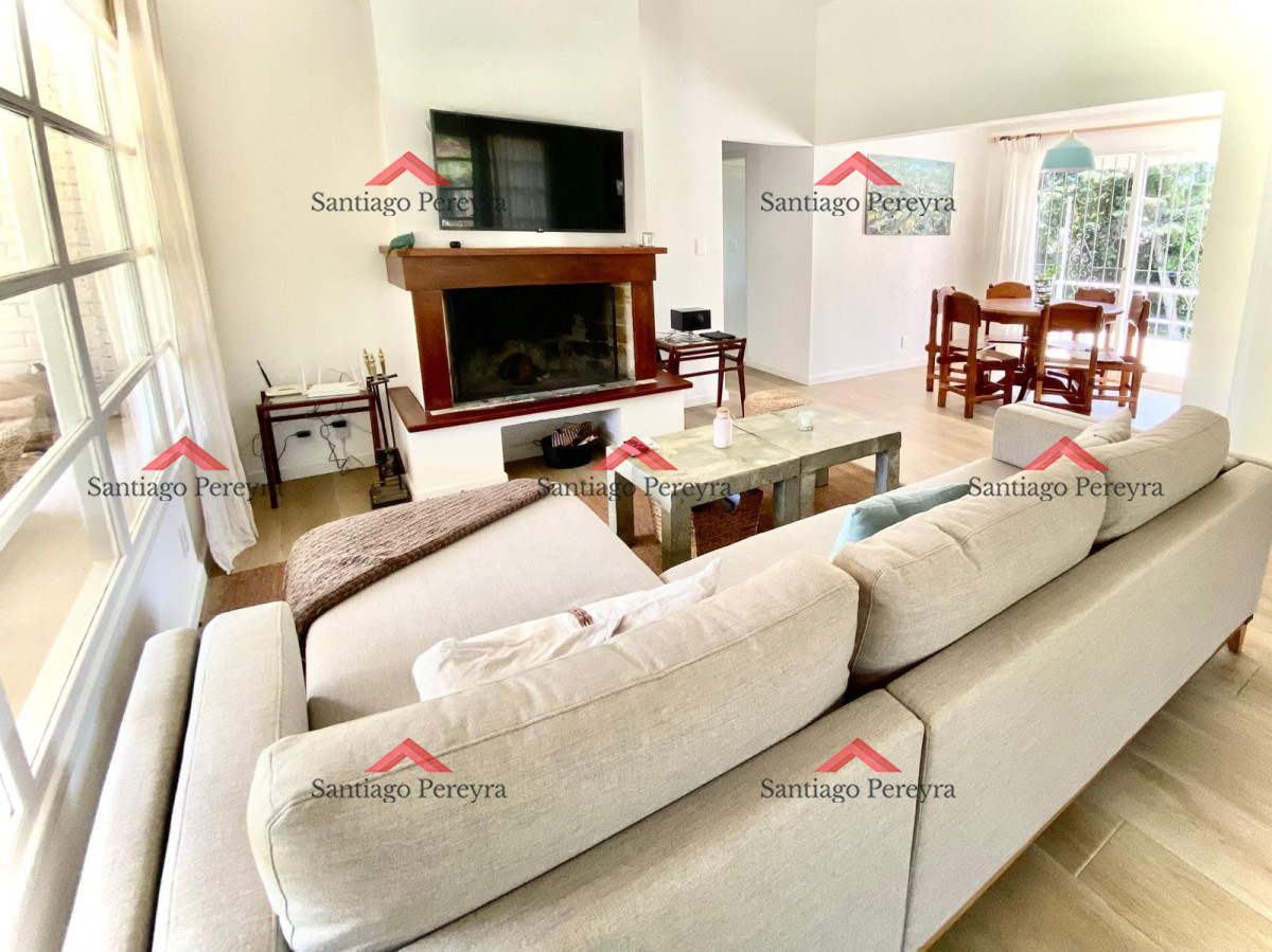 Casa ID.13422 - Venta Casa 4 dormitorios en gran terreno Playa Mansa, Punta del Este
