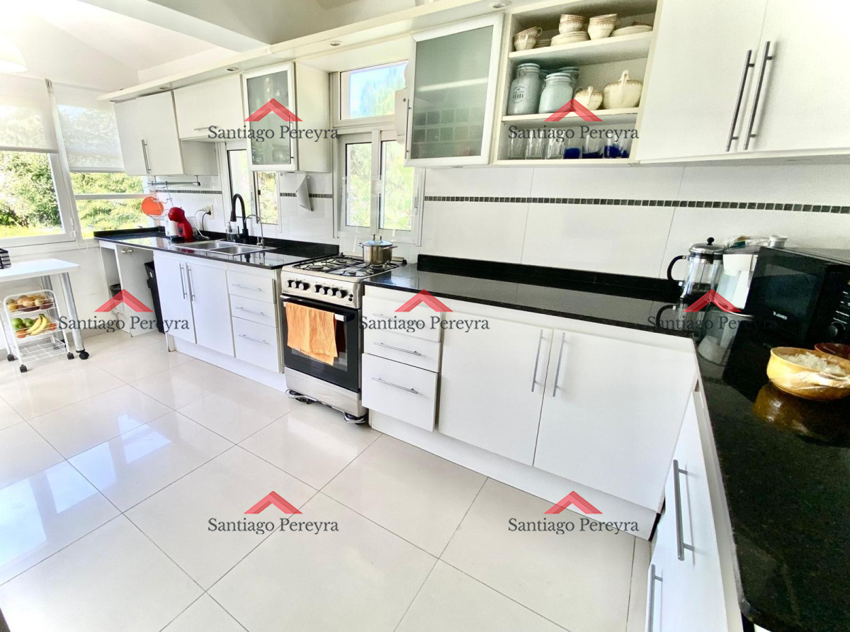 Casa ID.13422 - Venta Casa 4 dormitorios en gran terreno Playa Mansa, Punta del Este