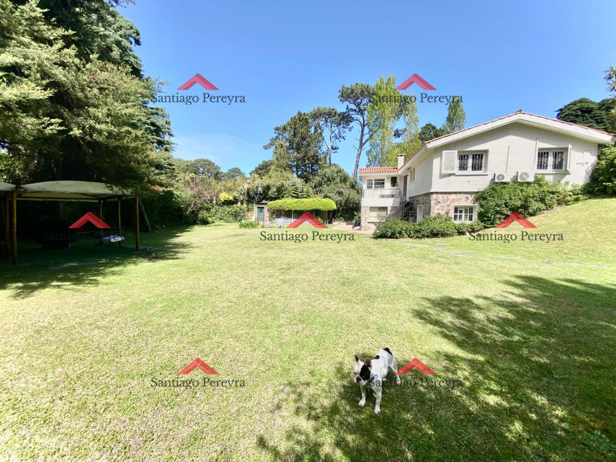 Casa ID.13422 - Venta Casa 4 dormitorios en gran terreno Playa Mansa, Punta del Este