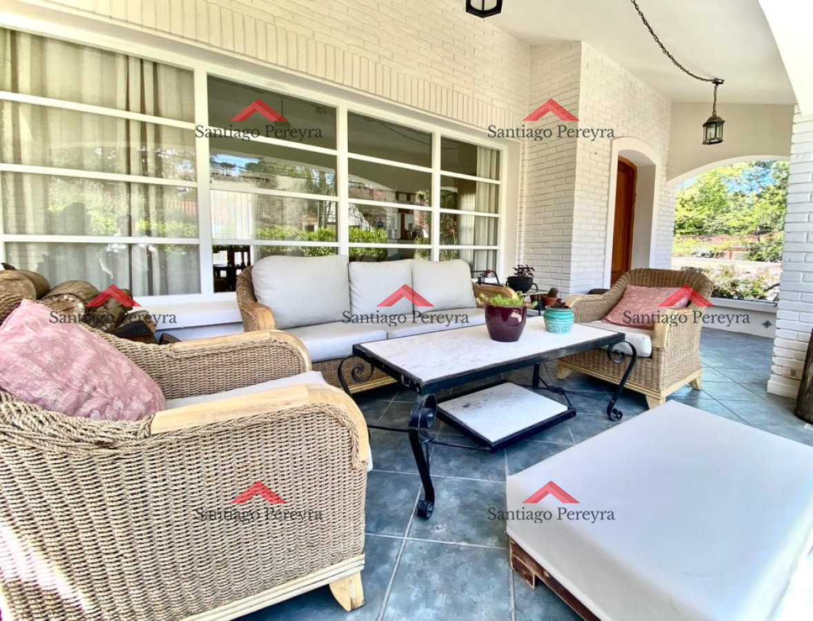 Casa ID.13422 - Venta Casa 4 dormitorios en gran terreno Playa Mansa, Punta del Este