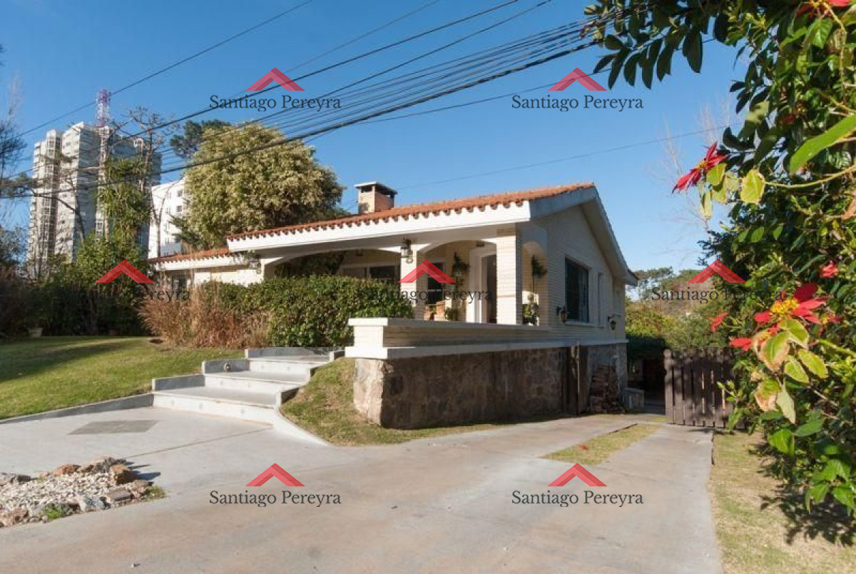 Casa ID.13422 - Venta Casa 4 dormitorios en gran terreno Playa Mansa, Punta del Este