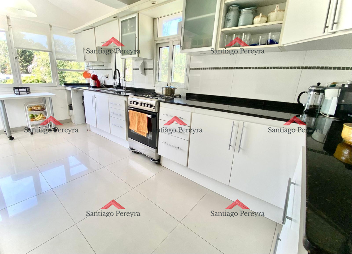 Casa ID.13422 - Venta Casa 4 dormitorios en gran terreno Playa Mansa, Punta del Este