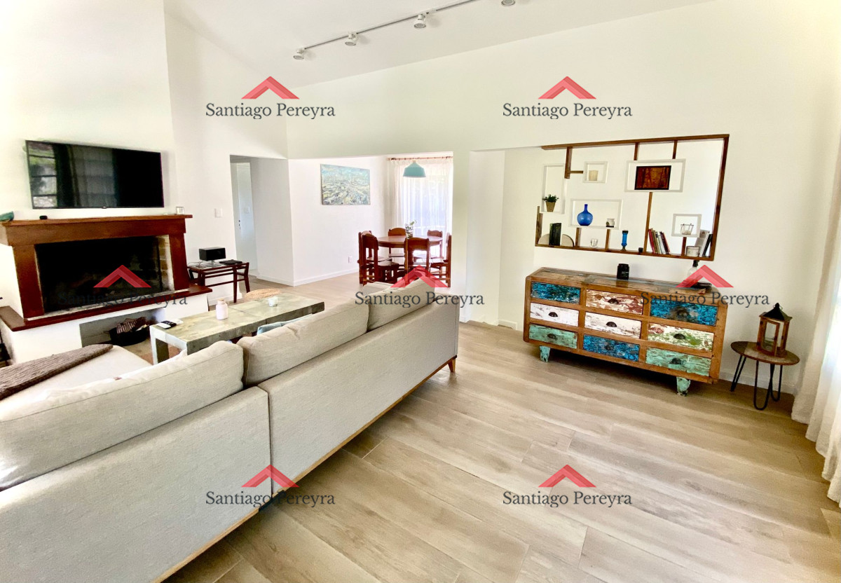Casa ID.13422 - Venta Casa 4 dormitorios en gran terreno Playa Mansa, Punta del Este