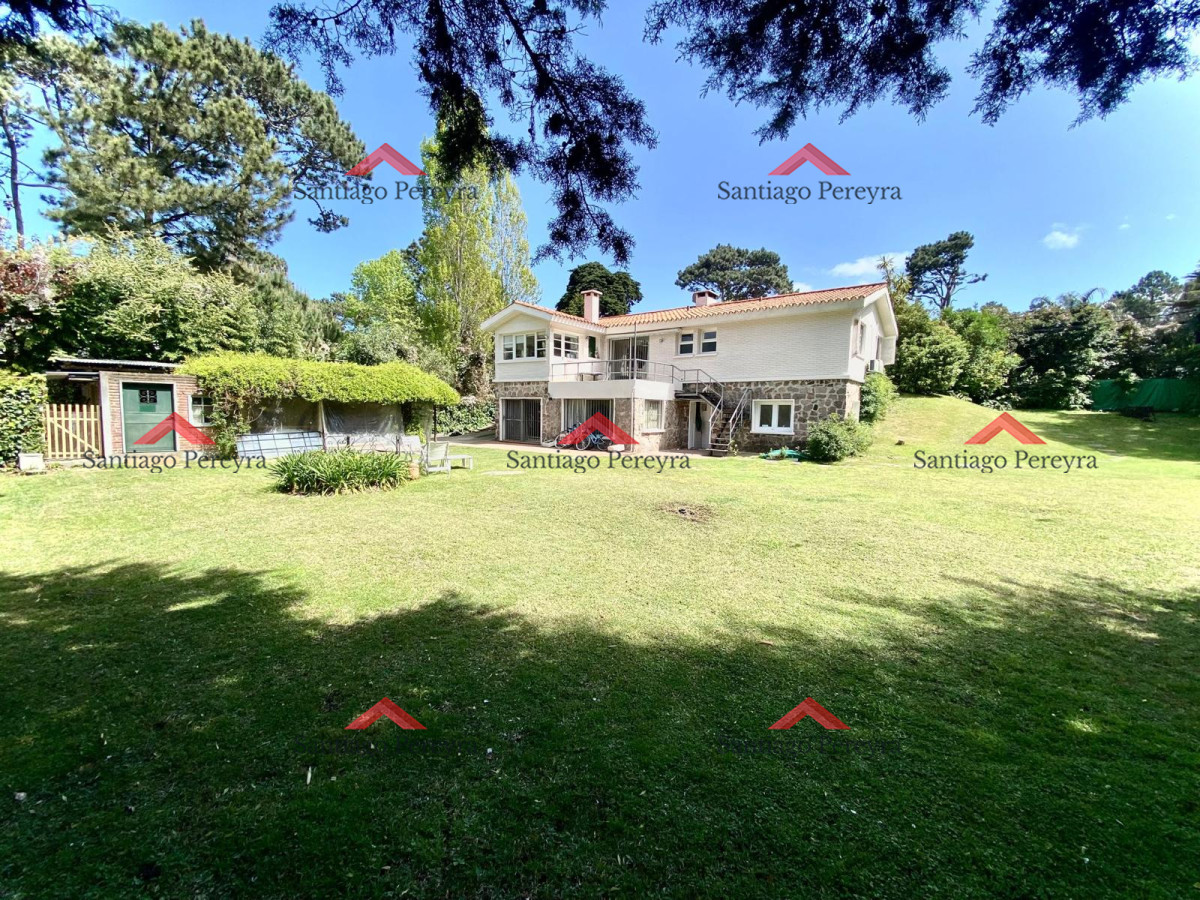 Casa ID.13422 - Venta Casa 4 dormitorios en gran terreno Playa Mansa, Punta del Este