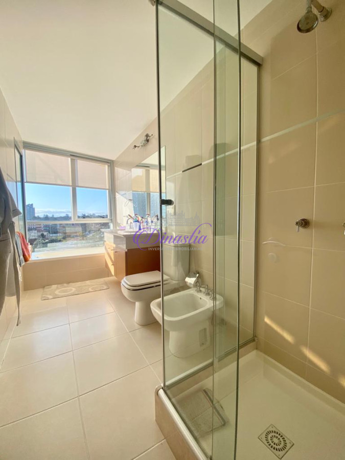 Apartamento ID.406 - Venta y Alquiler Apartamento de 3 dormitorios en Playa Mansa, Punta del Este