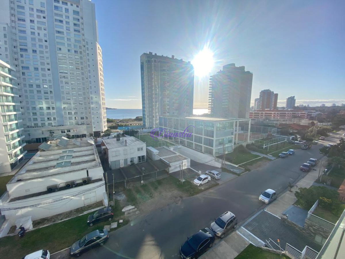 Apartamento ID.406 - Venta y Alquiler Apartamento de 3 dormitorios en Playa Mansa, Punta del Este