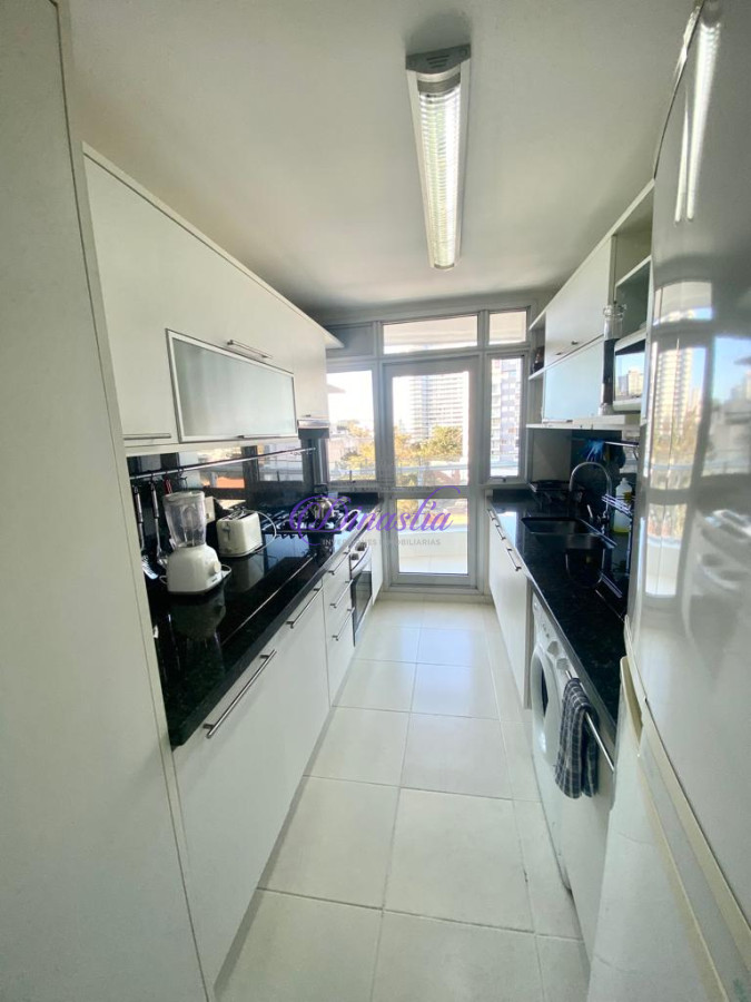 Apartamento ID.406 - Venta y Alquiler Apartamento de 3 dormitorios en Playa Mansa, Punta del Este