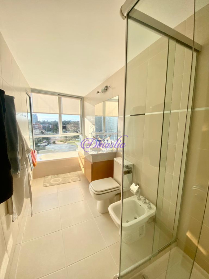 Apartamento ID.406 - Venta y Alquiler Apartamento de 3 dormitorios en Playa Mansa, Punta del Este