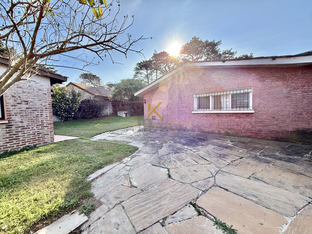Casa ID.21096372 - OPORTUNIDAD CASA EN PLAYA MANSA EN 4 DORMITORIOS ZONA CON POTENCIAL COMERCIAL