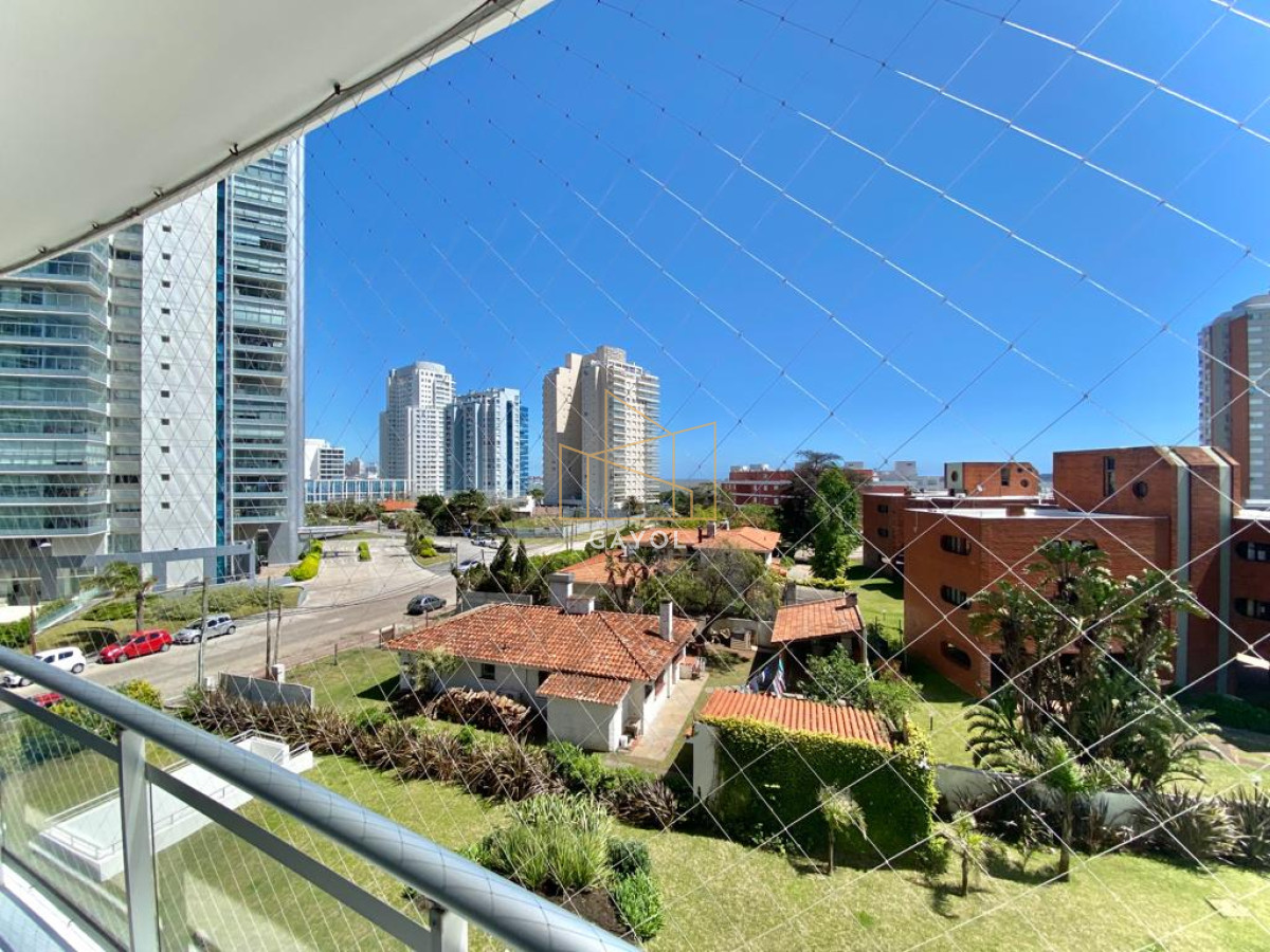 Apartamento ID.657 - APARTAMENTO EN VENTA SUNRISE TOWER 2 DORMITORIOS MAS SERVICIO PUNTA DEL ESTE