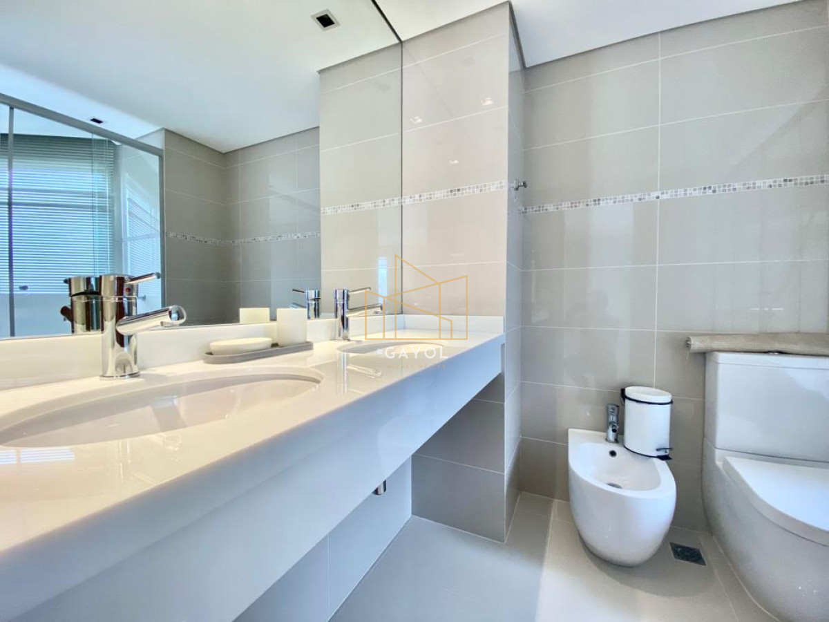 Apartamento ID.662 - Alquiler temporal Apartamento 3 DORMITORIOS y dependencia en PLAYA MANSA, Punta del este