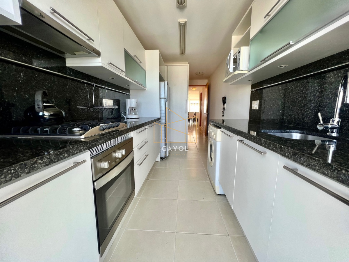Apartamento ID.424 - Apartamento en alquiler temporario Playa Mansa 2 dormitorios SEASONS TOWER