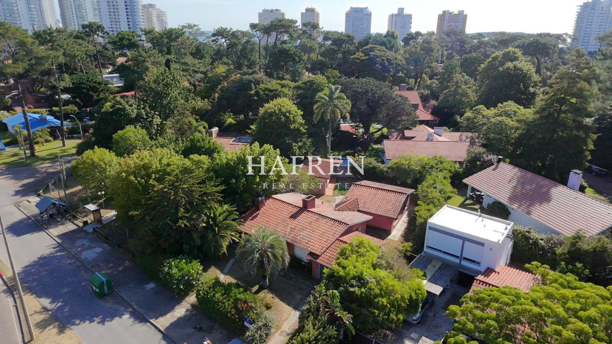 Casa ID.471 - OPORTUNIDAD CASA EN PLAYA MANSA EN 4 DORMITORIOS ZONA CON POTENCIAL COMERCIAL