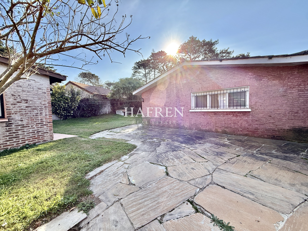 Casa ID.471 - OPORTUNIDAD CASA EN PLAYA MANSA EN 4 DORMITORIOS ZONA CON POTENCIAL COMERCIAL