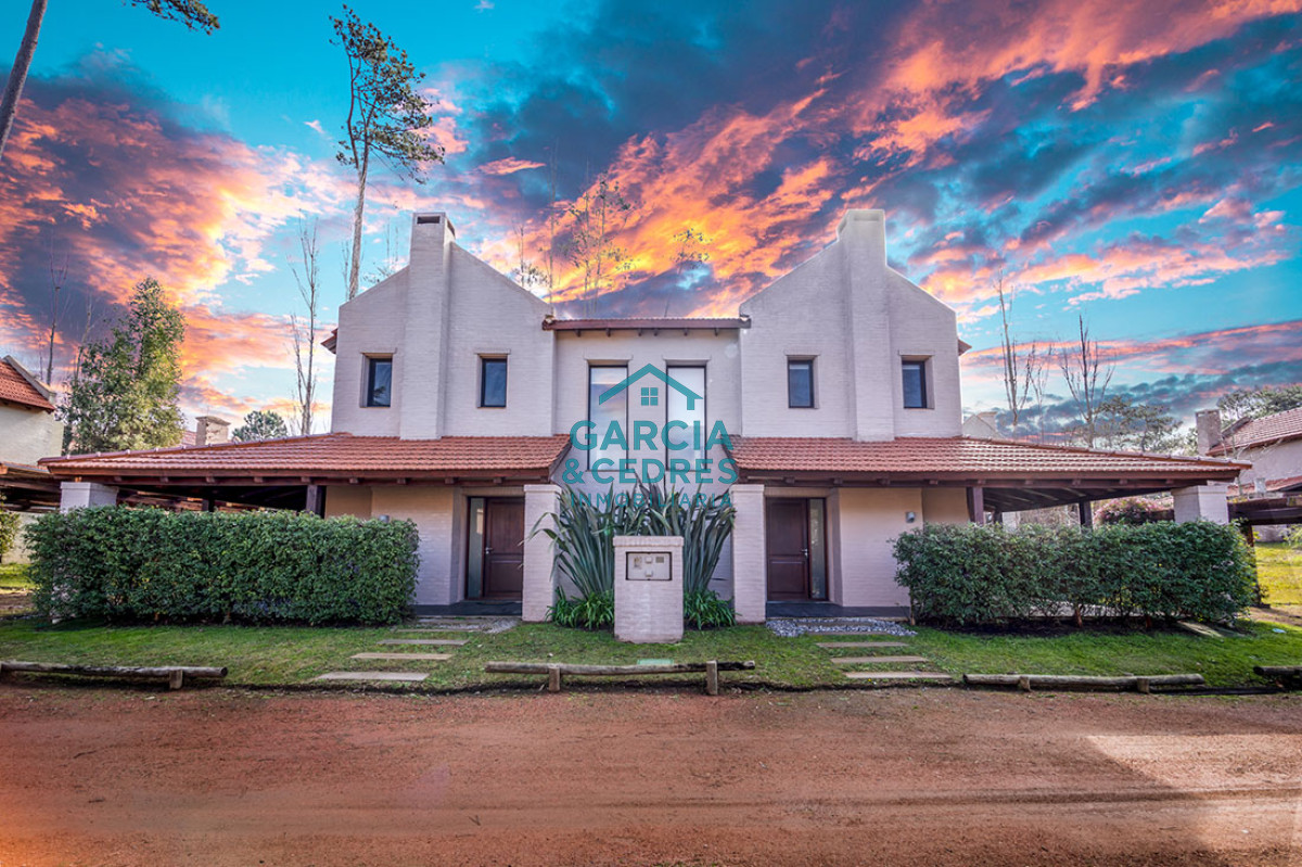 Casa ID.319 - Casa en venta, punta del este, 2 dormitorios, Barrio privado parque pinares