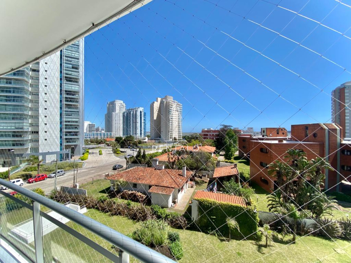 Apartamento ID.820 - APARTAMENTO EN VENTA SUNRISE TOWER 2 DORMITORIOS MAS SERVICIO PUNTA DEL ESTE