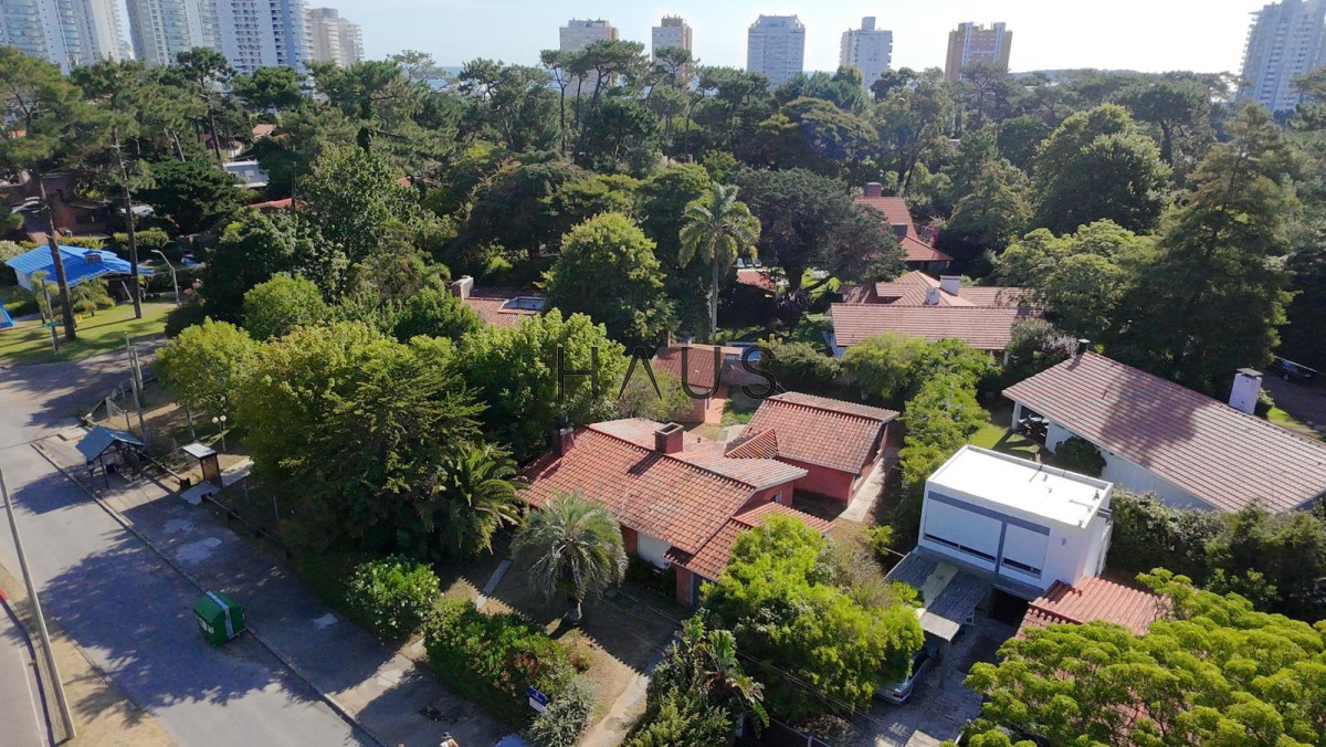 Casa ID.309 - OPORTUNIDAD CASA EN PLAYA MANSA EN 4 DORMITORIOS ZONA CON POTENCIAL COMERCIAL