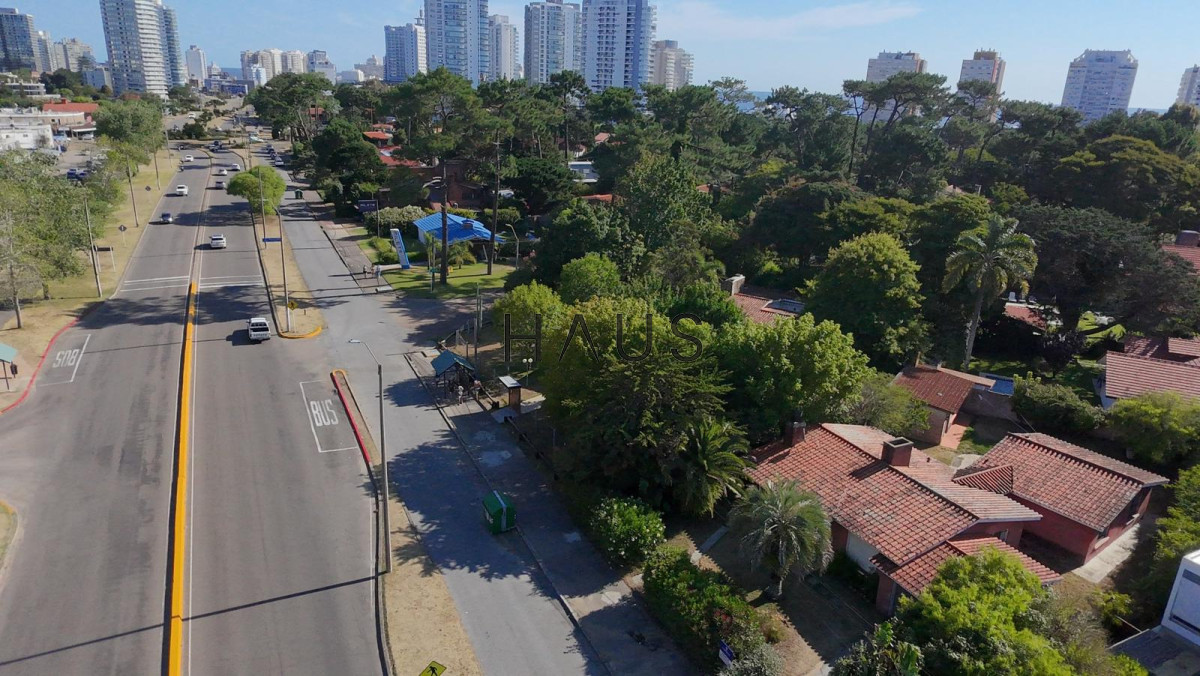 Casa ID.309 - OPORTUNIDAD CASA EN PLAYA MANSA EN 4 DORMITORIOS ZONA CON POTENCIAL COMERCIAL