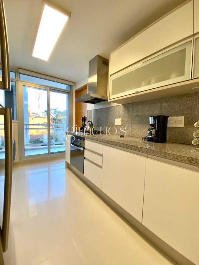 Apartamento ID.880 - Apartamento en Venta Playa Mansa 3 dormitorios Sunrise Tower