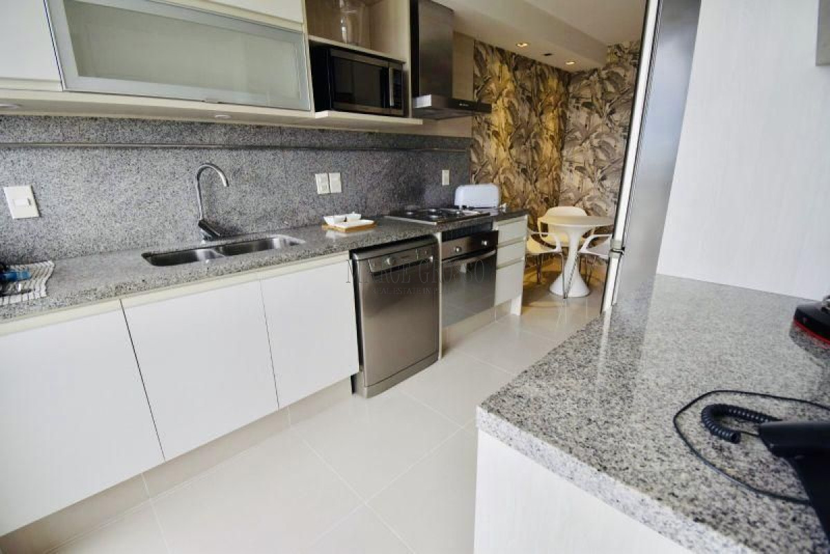 Apartamento ID.109 - Apartamento en alquiler temporario Playa Mansa 2 dormitorios SUNRISE TOWER