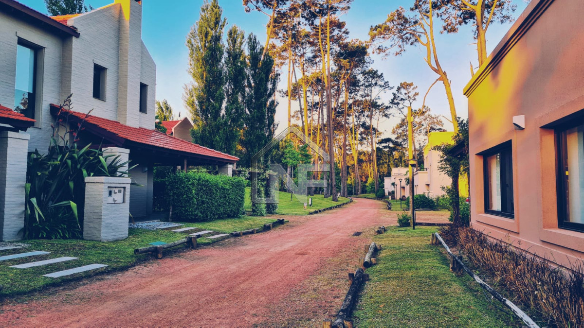 Casa ID.166 - Casa en venta, punta del este, 2 dormitorios, Barrio privado parque pinares