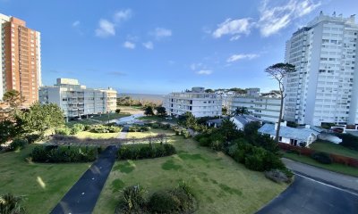 VENTA DE APARTAMNETO DE 3 DORMITORIOS EN MANSA EN EDIFICIO SEA AND FOREST PUNTA DEL ESTE
