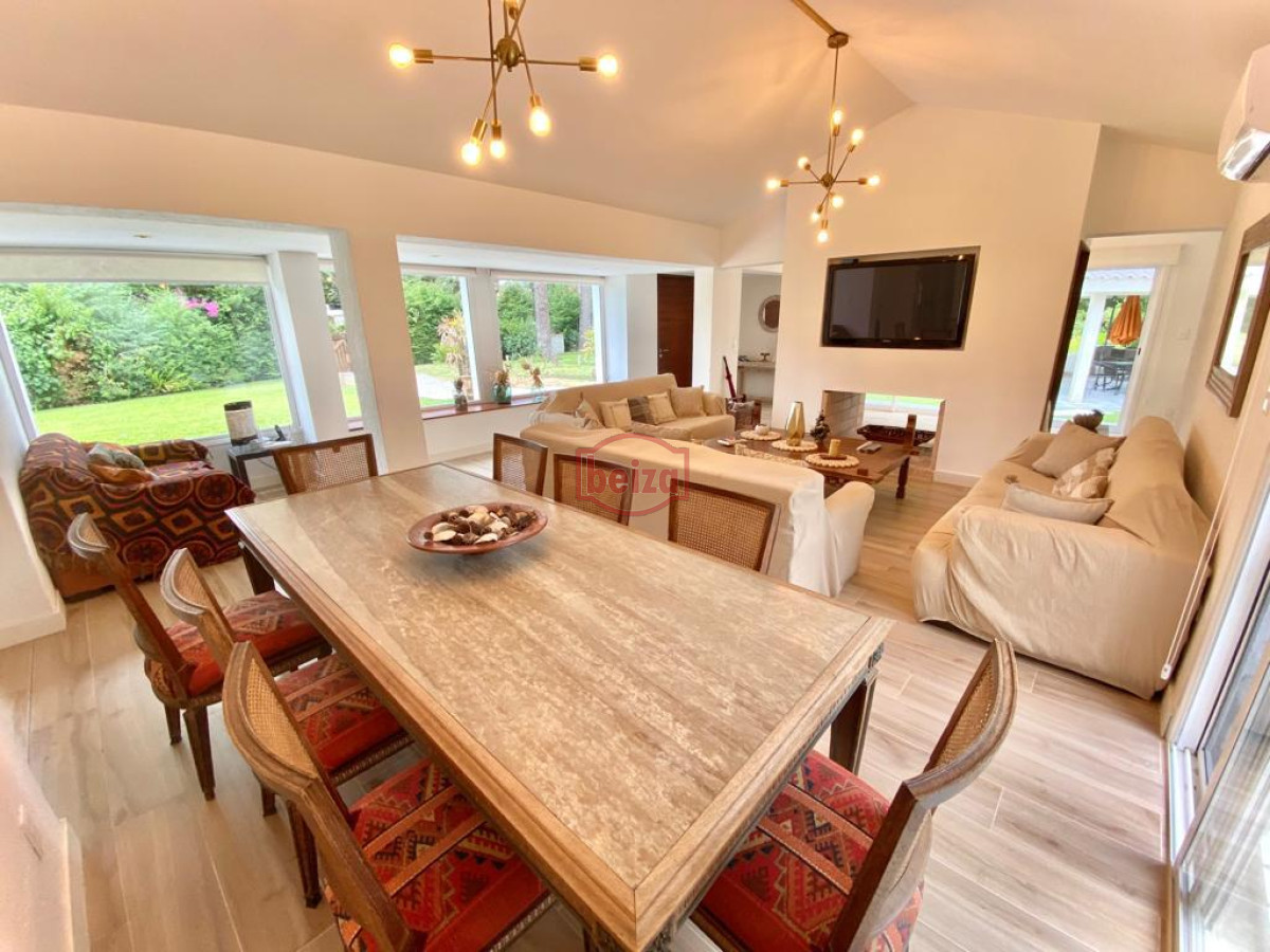 Casa ID.166084/Casa-de-4-dormitorios-con-piscina-en-alquiler-en-Brava,-Punta-del-Este. - Casa en alquiler temporario Playa Mansa 4 dormitorios