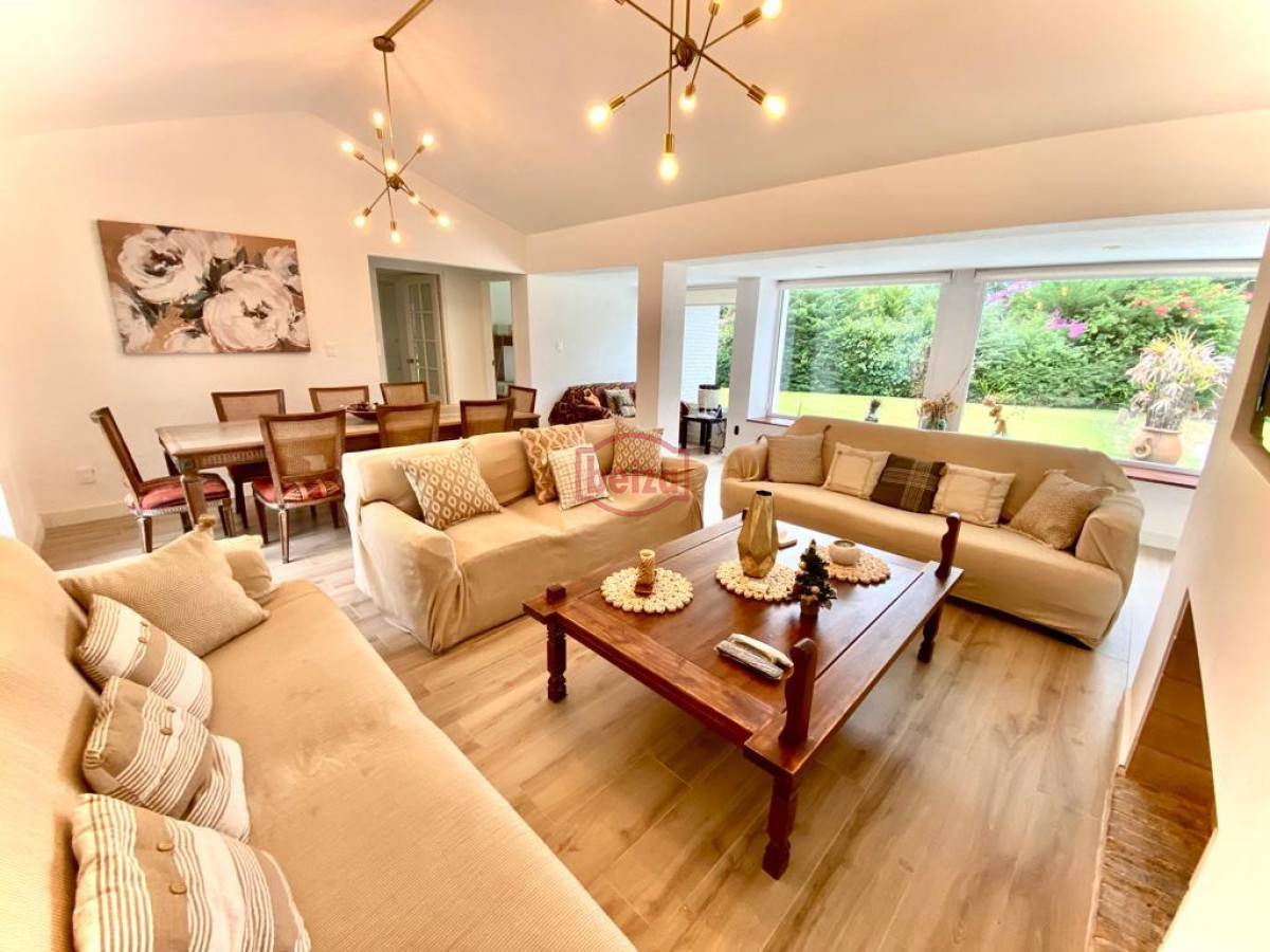 Casa ID.166084/Casa-de-4-dormitorios-con-piscina-en-alquiler-en-Brava,-Punta-del-Este. - Casa en alquiler temporario Playa Mansa 4 dormitorios