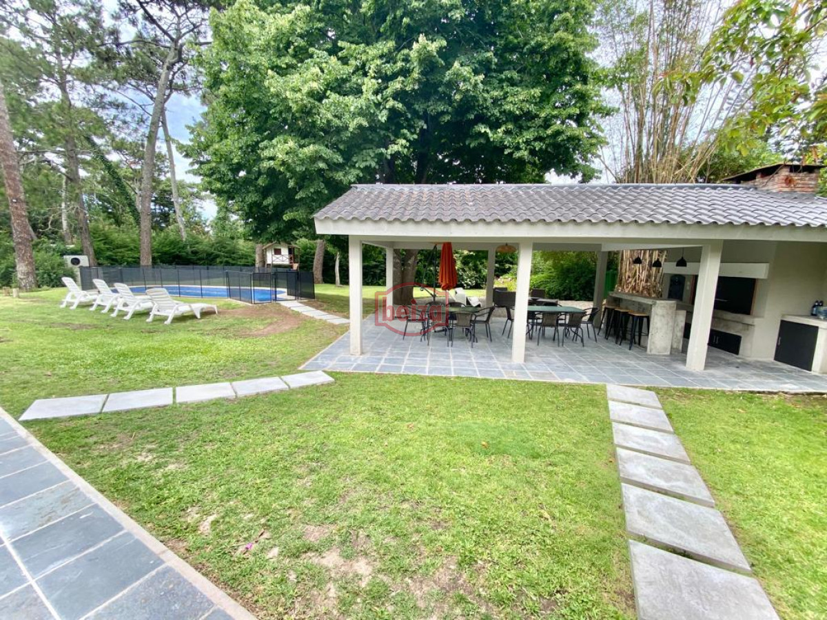 Casa ID.166084/Casa-de-4-dormitorios-con-piscina-en-alquiler-en-Brava,-Punta-del-Este. - Casa en alquiler temporario Playa Mansa 4 dormitorios