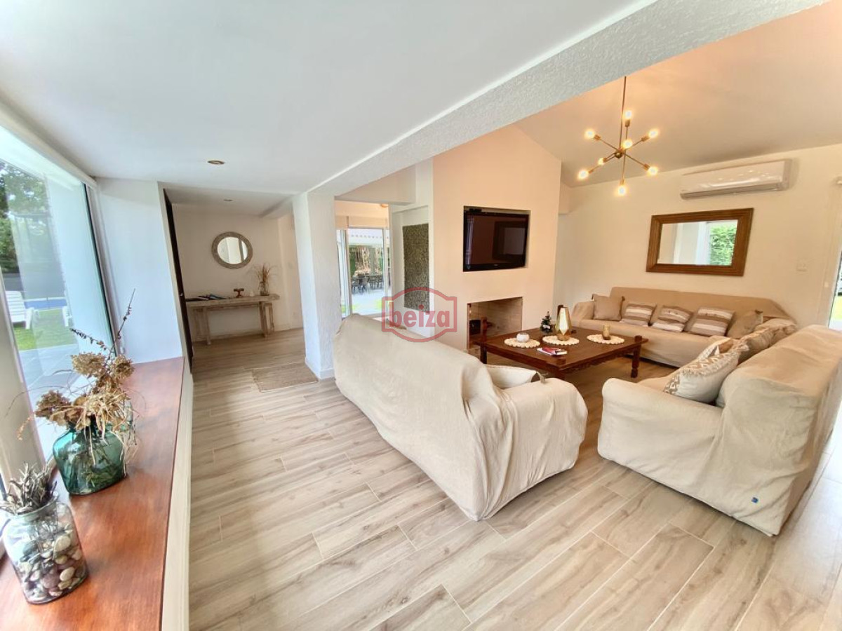 Casa ID.166084/Casa-de-4-dormitorios-con-piscina-en-alquiler-en-Brava,-Punta-del-Este. - Casa en alquiler temporario Playa Mansa 4 dormitorios