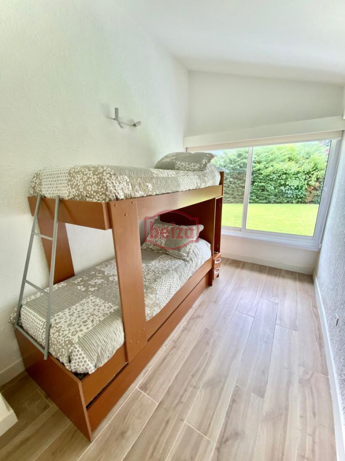 Casa ID.166084/Casa-de-4-dormitorios-con-piscina-en-alquiler-en-Brava,-Punta-del-Este. - Casa en alquiler temporario Playa Mansa 4 dormitorios