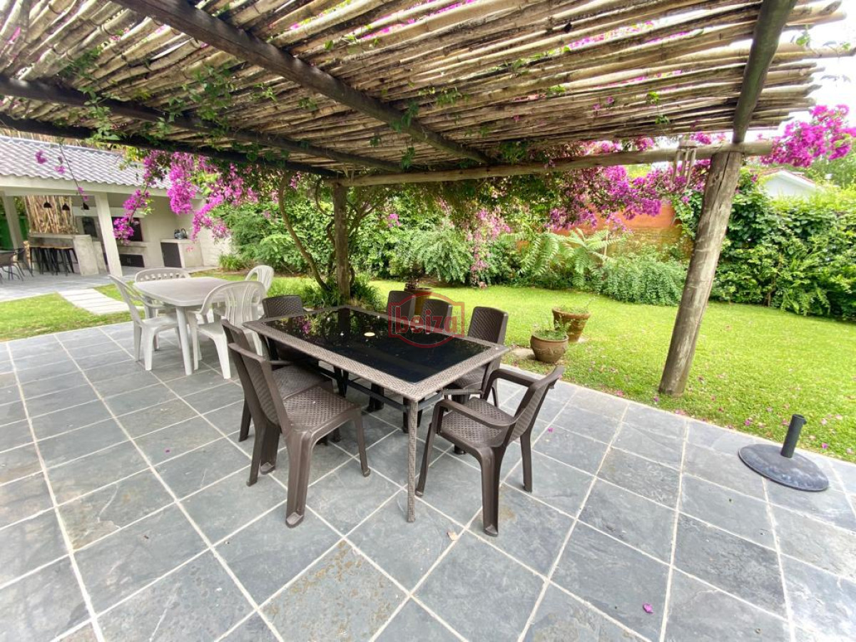 Casa ID.166084/Casa-de-4-dormitorios-con-piscina-en-alquiler-en-Brava,-Punta-del-Este. - Casa en alquiler temporario Playa Mansa 4 dormitorios