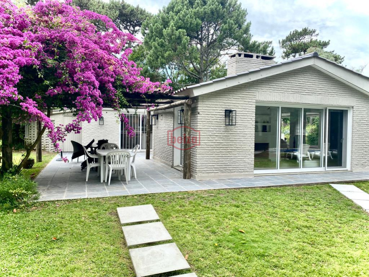 Casa ID.166084/Casa-de-4-dormitorios-con-piscina-en-alquiler-en-Brava,-Punta-del-Este. - Casa en alquiler temporario Playa Mansa 4 dormitorios