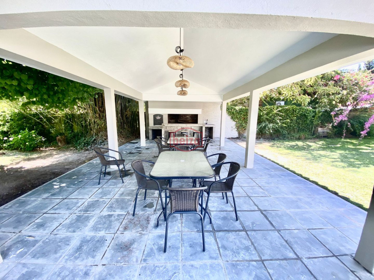 Casa ID.166084/Casa-de-4-dormitorios-con-piscina-en-alquiler-en-Brava,-Punta-del-Este. - Casa en alquiler temporario Playa Mansa 4 dormitorios