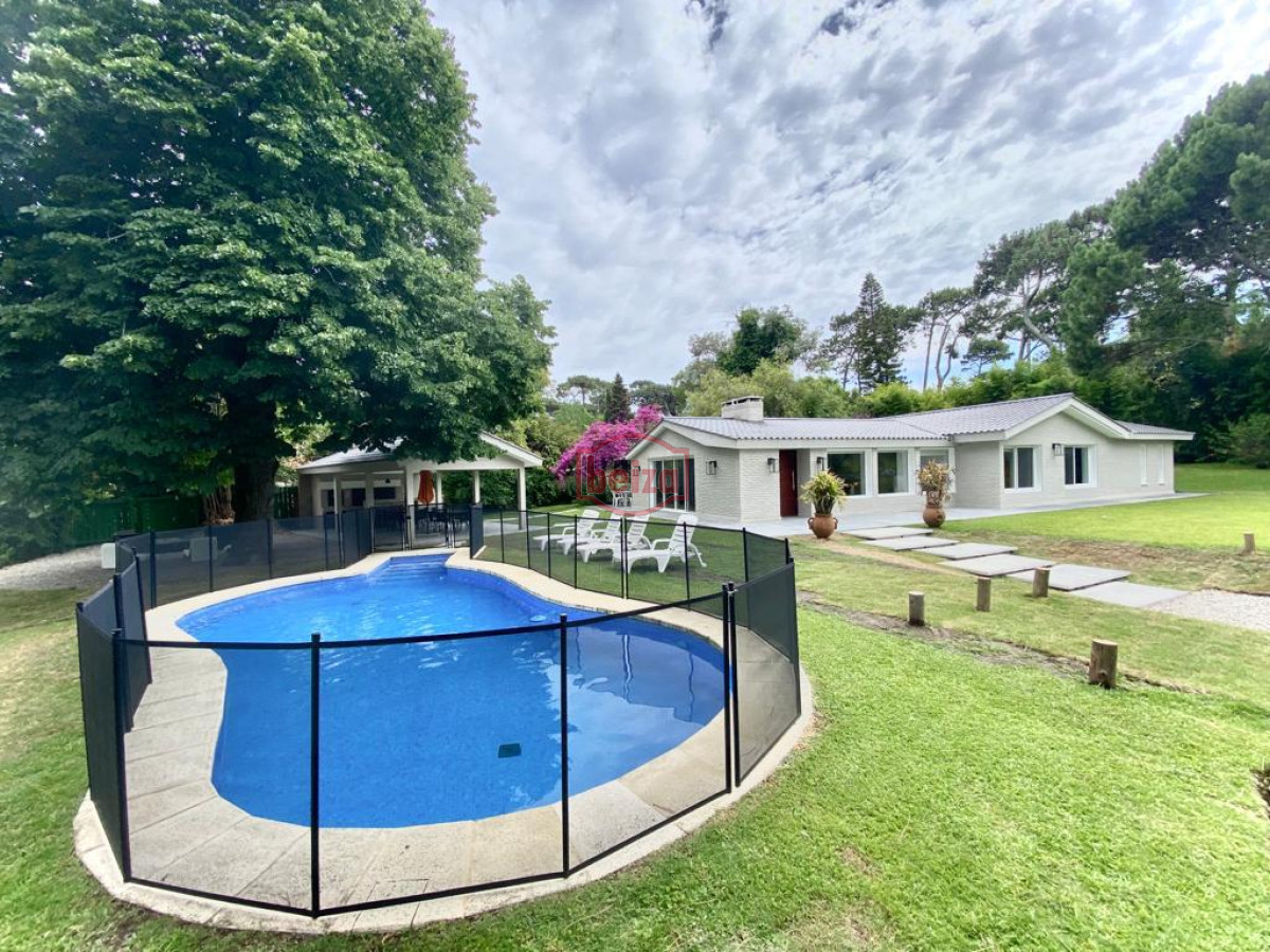 Casa ID.166084/Casa-de-4-dormitorios-con-piscina-en-alquiler-en-Brava,-Punta-del-Este. - Casa en alquiler temporario Playa Mansa 4 dormitorios