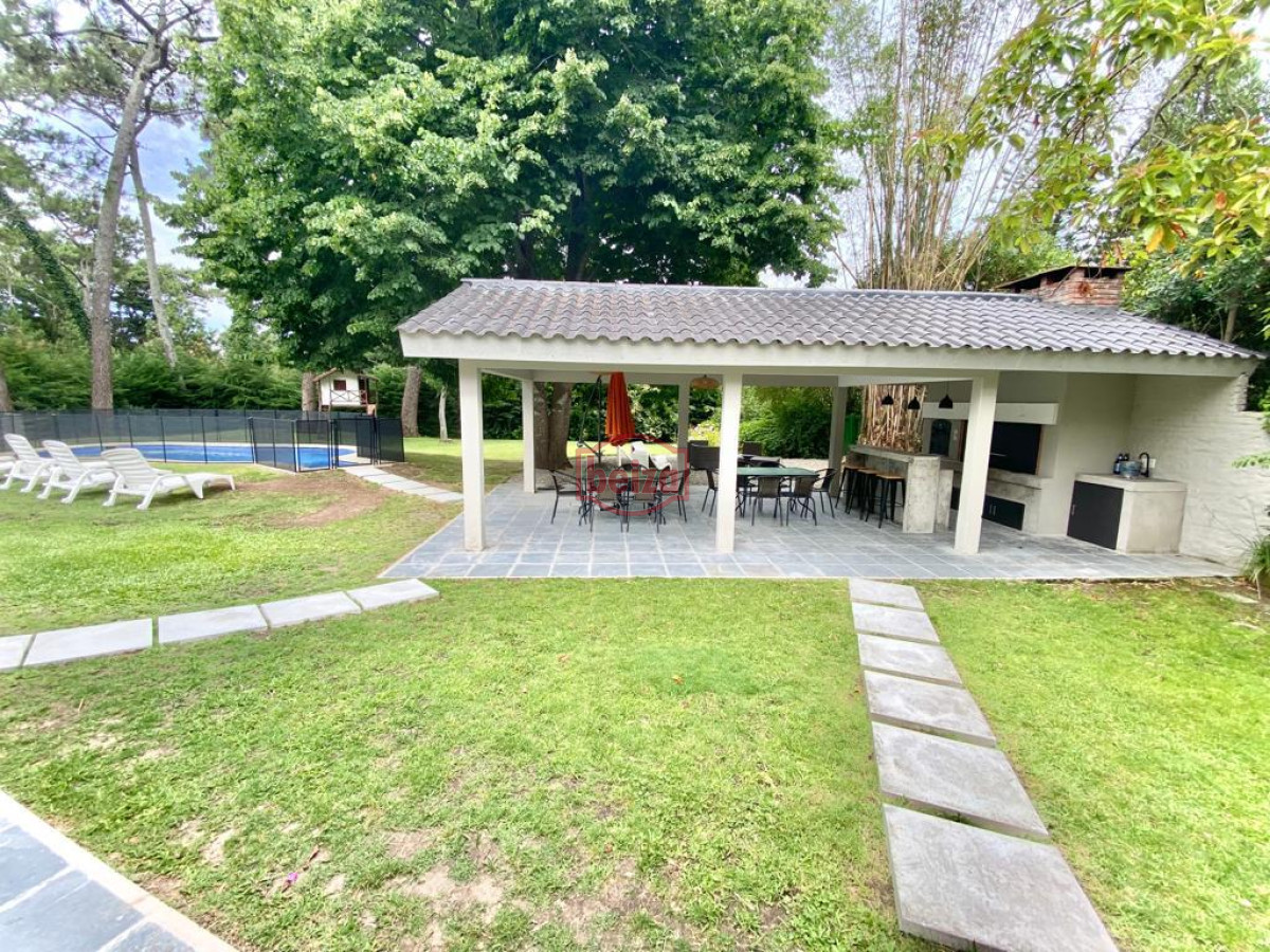 Casa ID.166084/Casa-de-4-dormitorios-con-piscina-en-alquiler-en-Brava,-Punta-del-Este. - Casa en alquiler temporario Playa Mansa 4 dormitorios