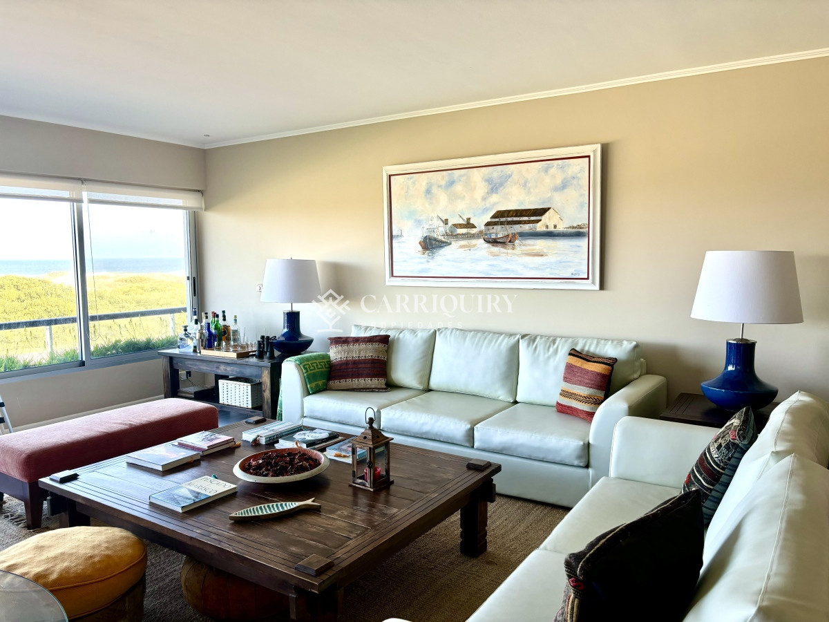 Apartamento en playa brava - Punta del Este. 4 dormitorios y 4 baños 