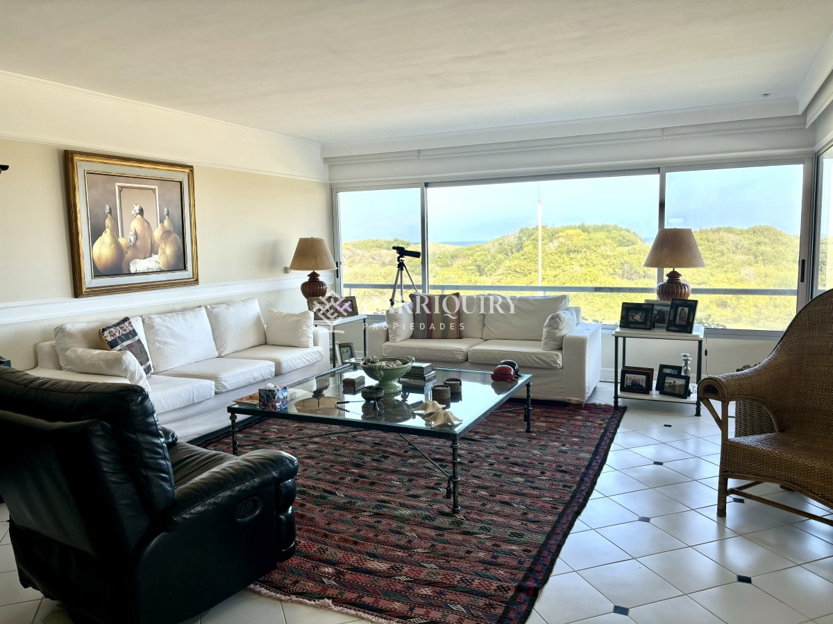 Alquiler de apartamento en Playa Brava - Punta del Este. 4 dormitorios y 4 baños