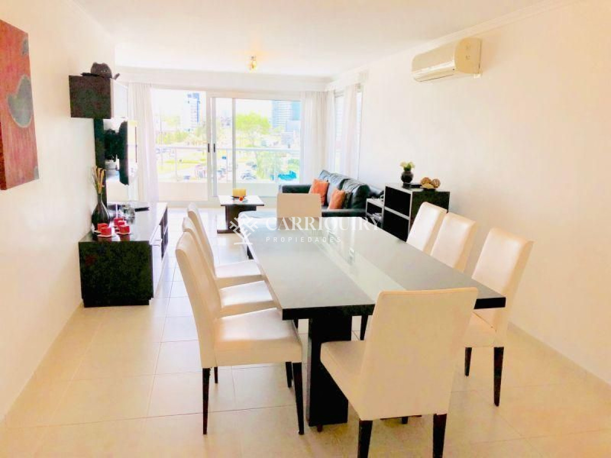 Venta de Apartamento 3 DORMITORIOS + servicio en Playa Mansa, Punta del Este.
