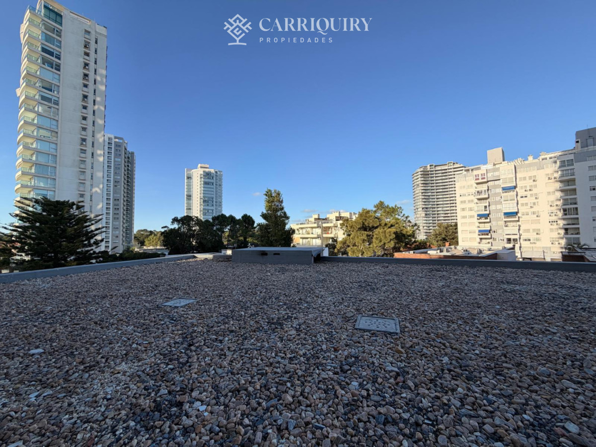 Apartamento ID.9523/APARTAMENTO-EN-ALQUILER-TEMPORARIO-1-DORMITORIO-Y-MEDIO-PLAYA-MANSA-FRENTE-AL-MAR-CRUCEROS-3-A-ESTRENAR - APARTAMENTO VENTA SEASONS TOWER 2 DORMITORIOS MAS SERVICIO