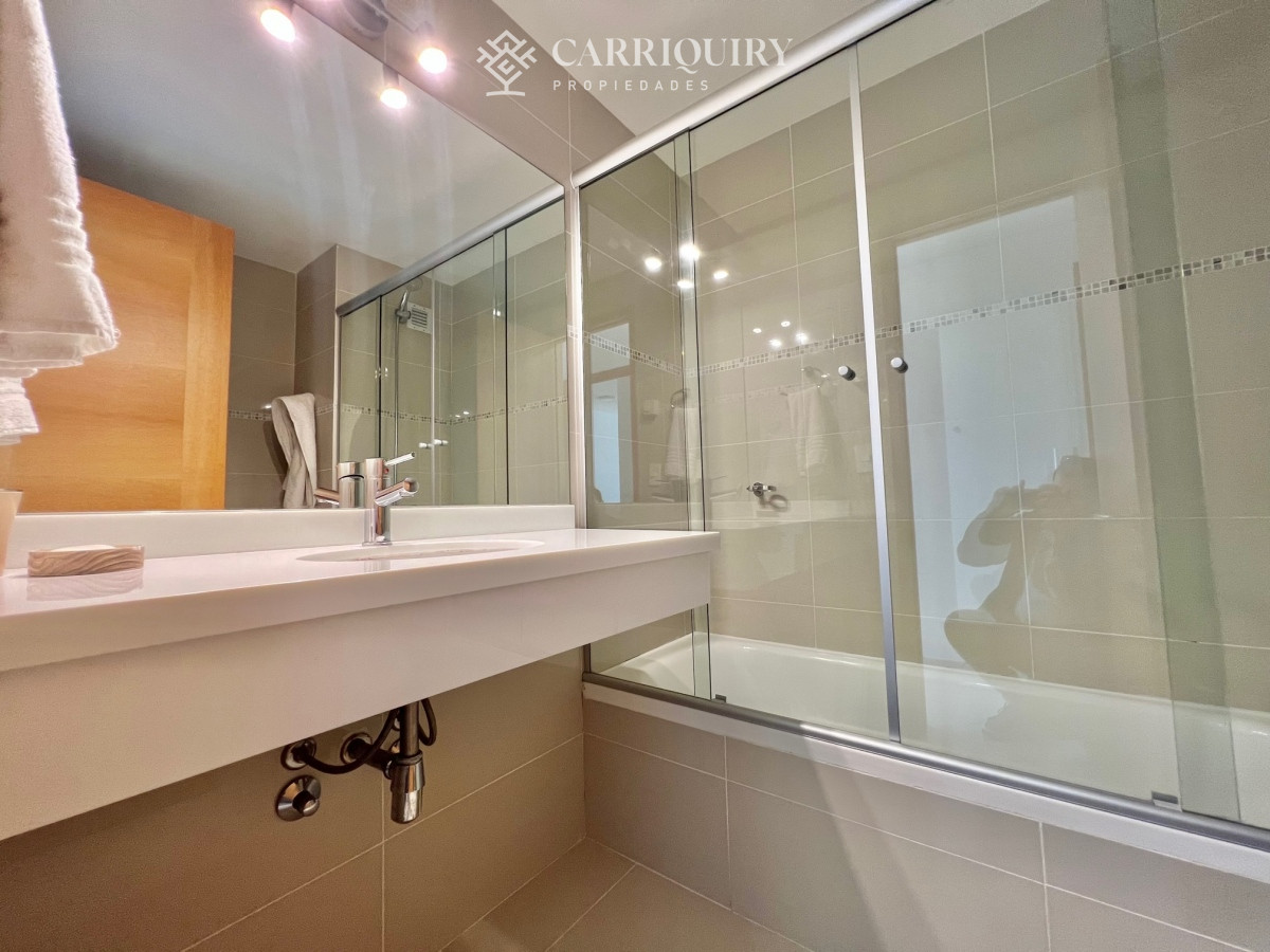 Apartamento ID.7086/Venta-de-apartamento-de-2-dormitorios-más-dependencia-y-parrillero-en-Playa-Mansa - SUNRISE TOWER ALQUILER TEMPORARIO APARTAMENTO 3 DORMITORIOS MAS DEPENDECIA DE SERVICIO