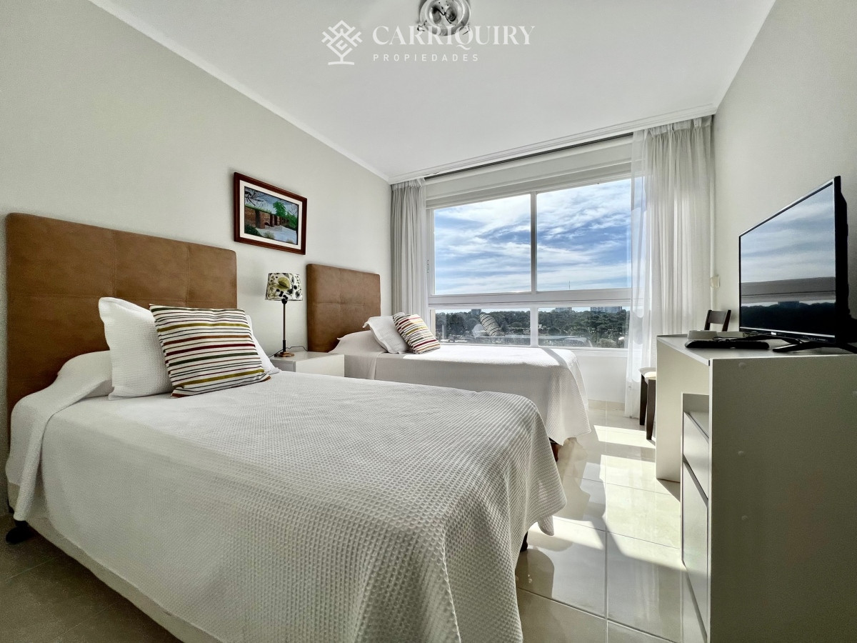 Apartamento ID.954/Venta-y-alquiler-de-departamento-esquinero-de-tres-dormitorios-mas-dependencia-de-servicio,-Torre-LE-PARC,-playa-Brava.-Punta-del-Este - Apartamento en alquiler temporario Playa Mansa 3 dormitorios