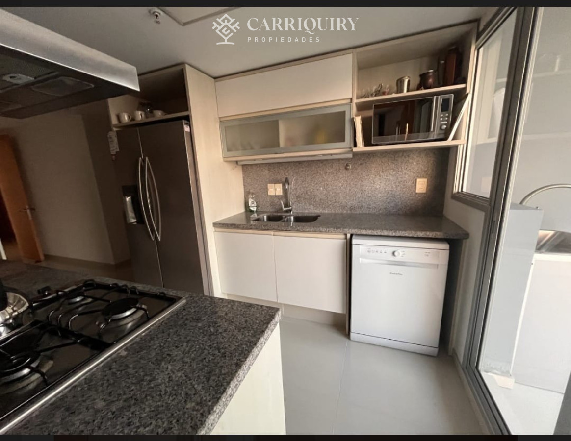 Apartamento ID.8845 - Apartamento en Punta del Este con Vista al mar. Cuenta con 3 dormitorios y dependencia de servicio 