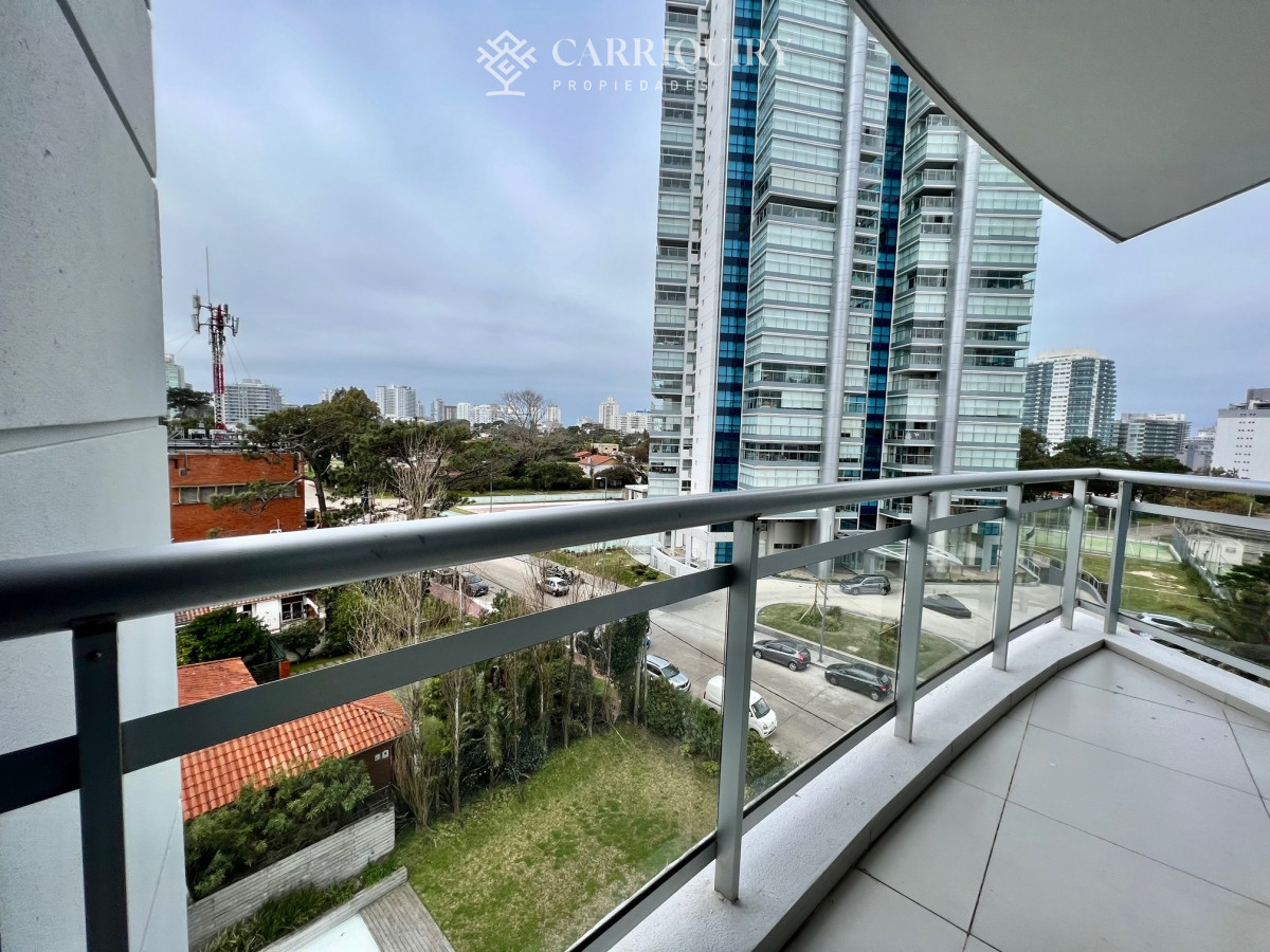 Apartamento ID.7086/Venta-de-apartamento-de-2-dormitorios-más-dependencia-y-parrillero-en-Playa-Mansa - SUNRISE TOWER ALQUILER TEMPORARIO APARTAMENTO 3 DORMITORIOS MAS DEPENDECIA DE SERVICIO