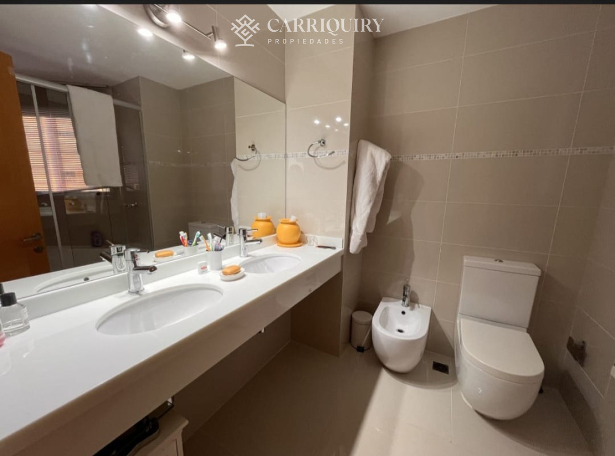 Apartamento ID.8845 - Apartamento en Punta del Este con Vista al mar. Cuenta con 3 dormitorios y dependencia de servicio 